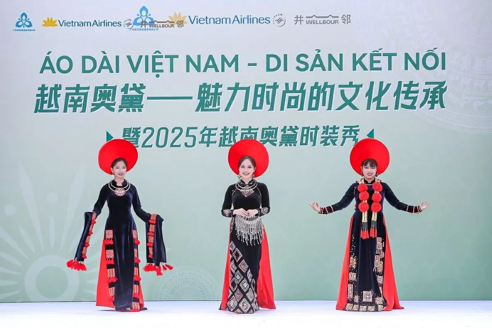 Des modeles dans la collection « Ao dai des ethnies du Vietnam » de la créatrice Hàn Phượng. Photo : BQT.