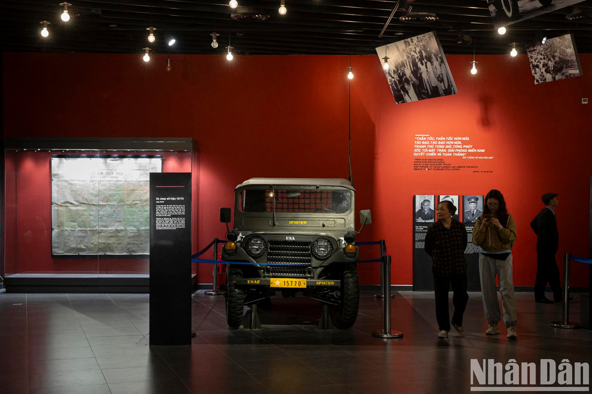 La Jeep portant le numéro 15770 de la Brigade de parachutistes fantoches a été capturée par notre force à l'aéroport de Da Nang. Elle a été utilisée par le capitaine Pham Xuan The, commandant adjoint du Régiment 66, et ses camarades pour entrer dans le Palais de l'Indépendance à midi, le 30 avril 1975 et emmener le président fantoche à la Radio Saigon pour lire la déclaration de reddition. La Jeep portant le numéro 15770 de la Brigade de parachutistes fantoches a été capturée par notre force à l'aéroport de Da Nang. Elle a été utilisée par le capitaine Pham Xuan The, commandant adjoint du Régiment 66, et ses camarades pour entrer dans le Palais de l'Indépendance à midi, le 30 avril 1975 et emmener le président fantoche à la Radio Saigon pour lire la déclaration de reddition.