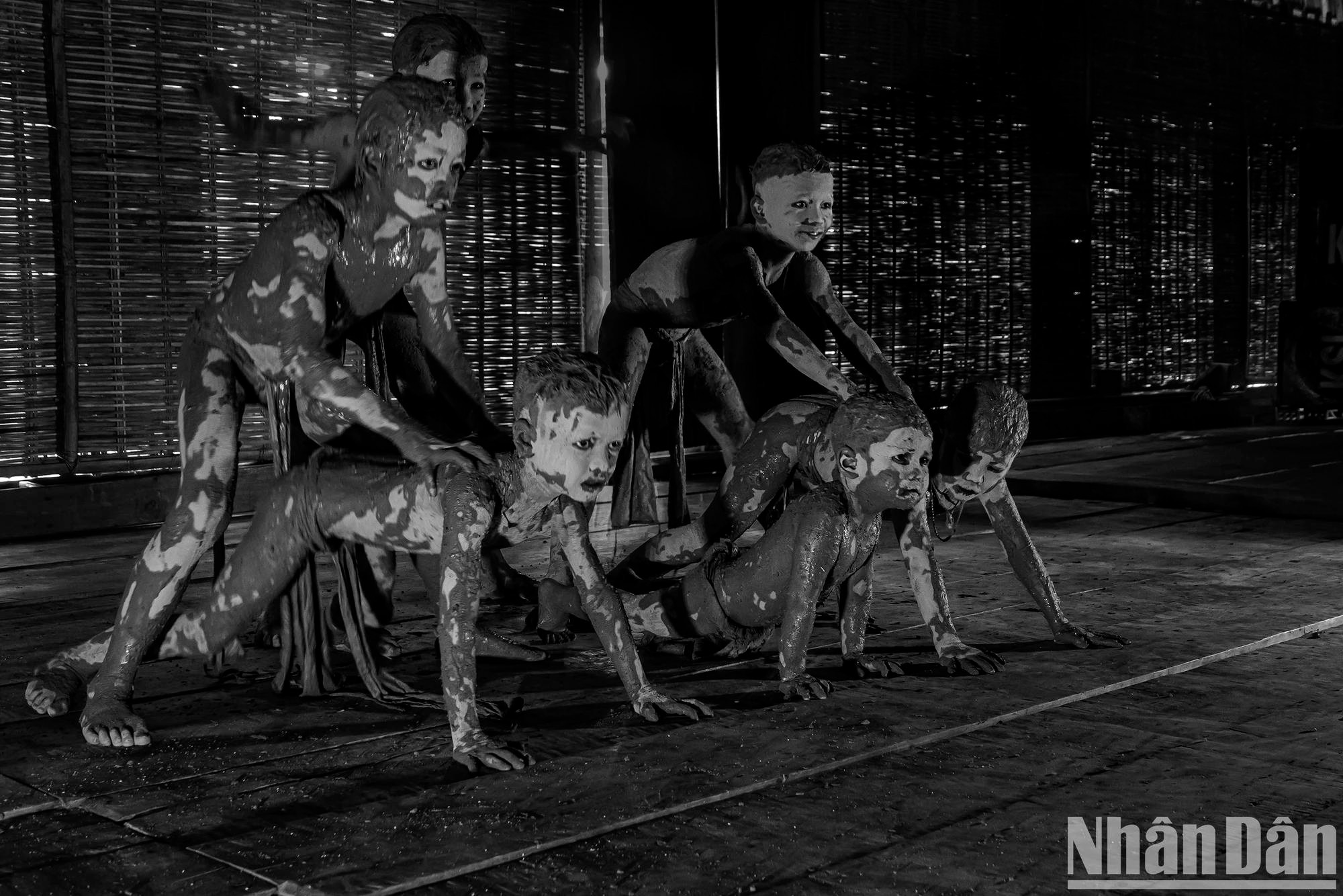 Seuls les garçons jouent le rôle de « fantômes de boue », sans la participation des filles.