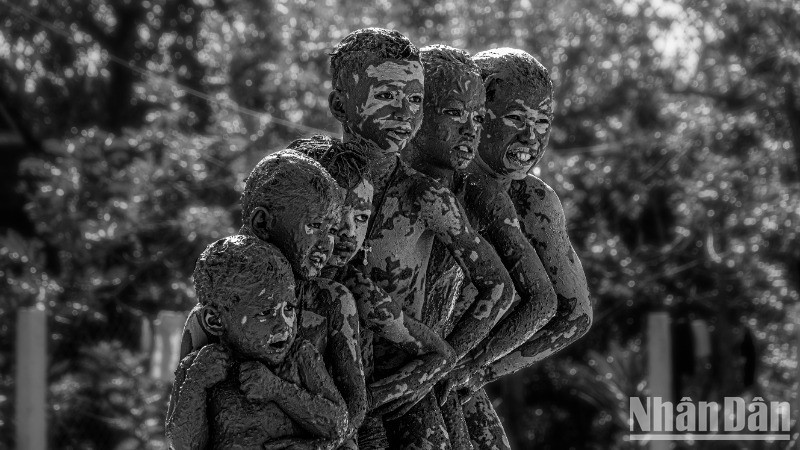 Les « fantômes de boue » n’apparaissent que lors des cérémonies d’abandon de tombe, mais pas les jours normaux.