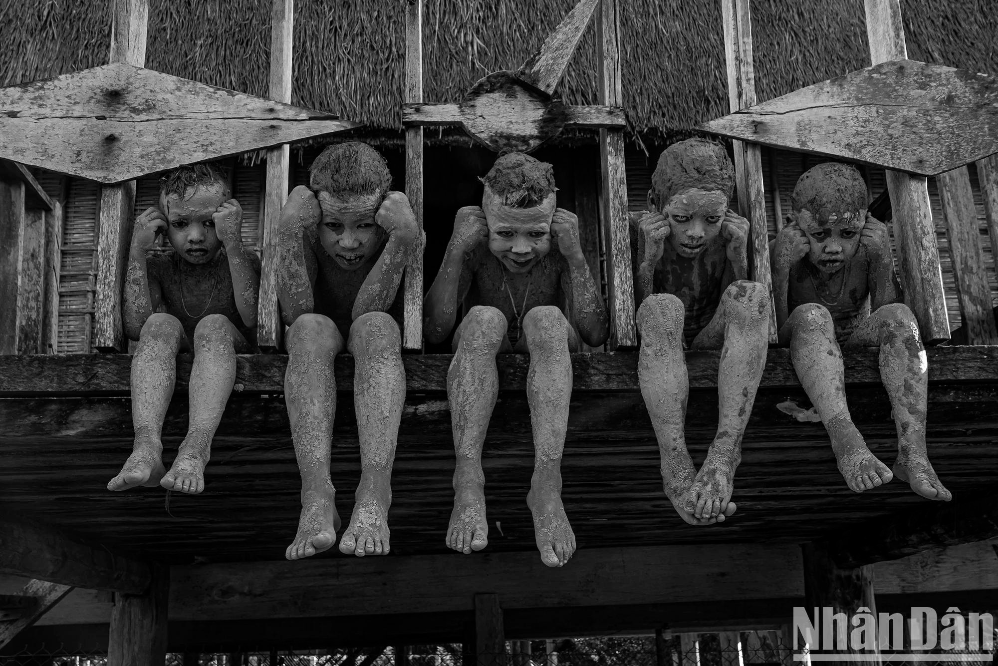 « Fantômes de boue » à la cérémonie d'abandon de la tombe des Jrai au Tay Nguyen. 