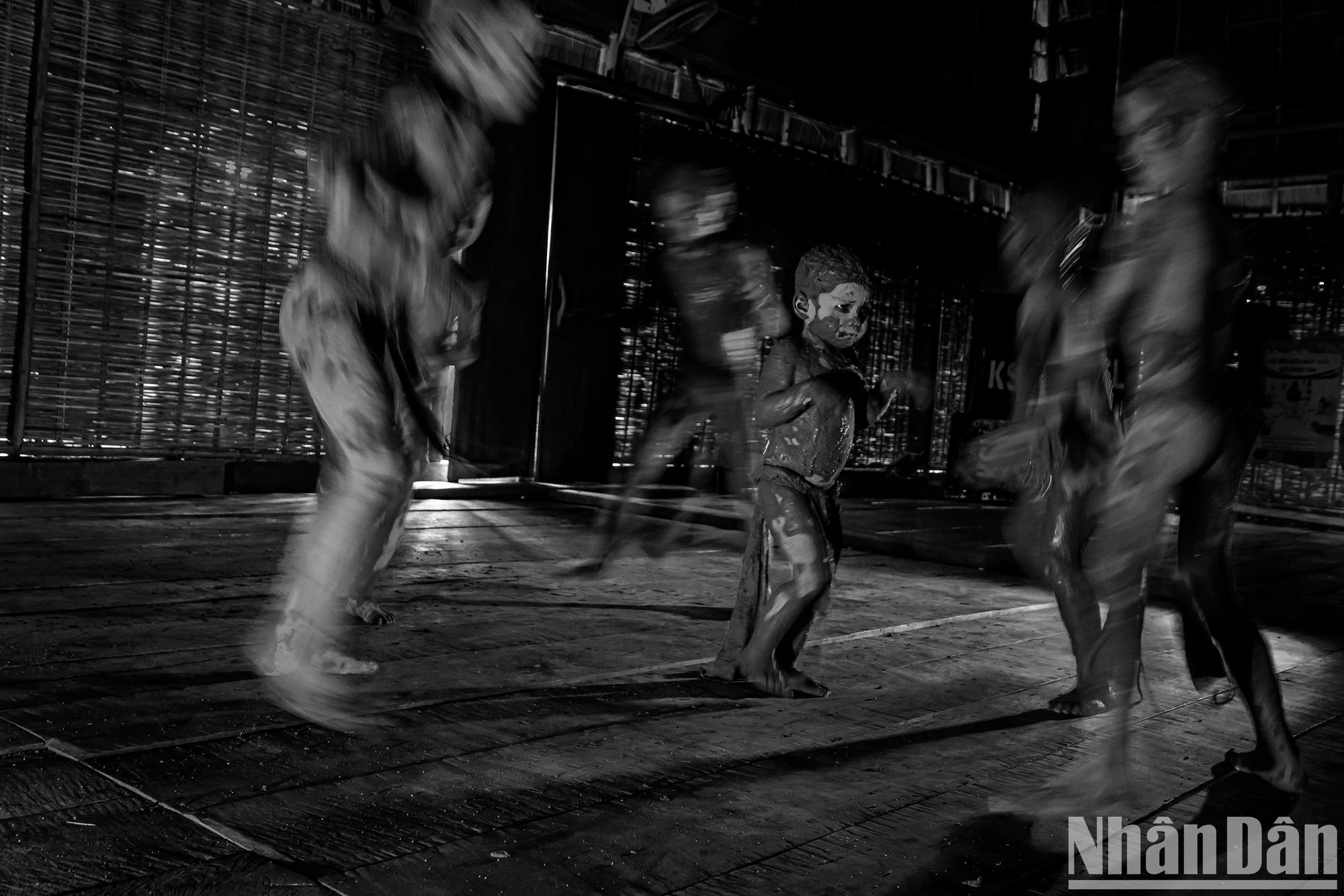 Les Gia Rai croient que les « fantômes de boue » sont les incarnations des défunts retournant dans le monde actuel pour partager la joie avec les villageois.