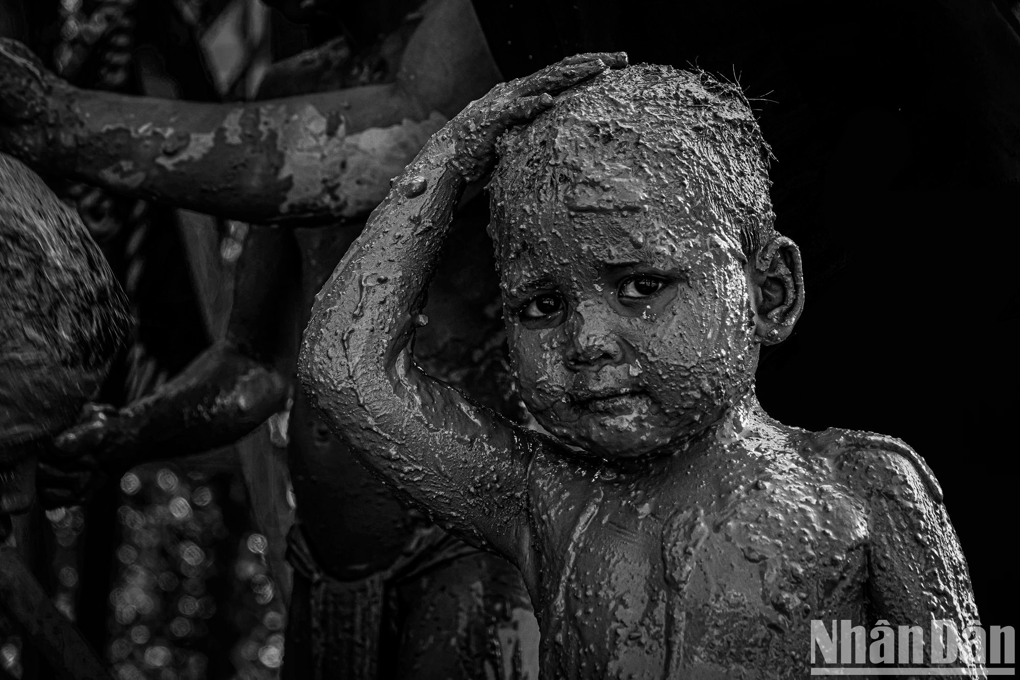 Se déguiser en « fantôme de boue » doit être fait avec habileté, afin que les autres ne reconnaissent pas qui se déguise.