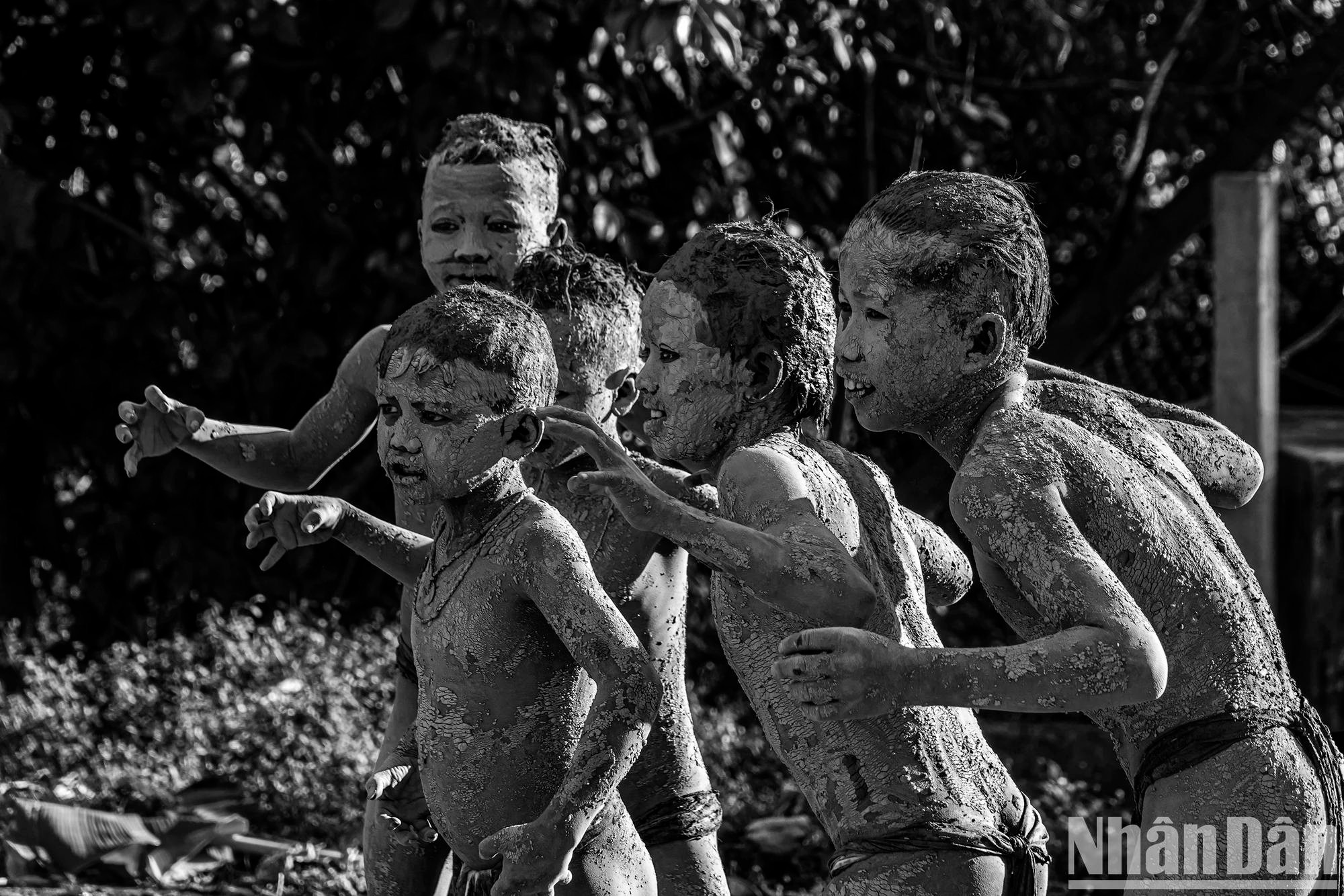 La présence de « fantômes de boue » reflètent des images des défunts.