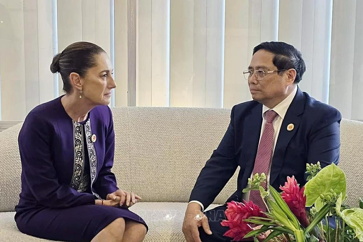 Le Premier ministre Pham Minh Chinh rencontre la présidente du Mexique, Claudia Sheinbaum, lors du sommet du G20 à Rio de Janeiro, au Brésil, le 18 novembre 2024. Photo : VNA.