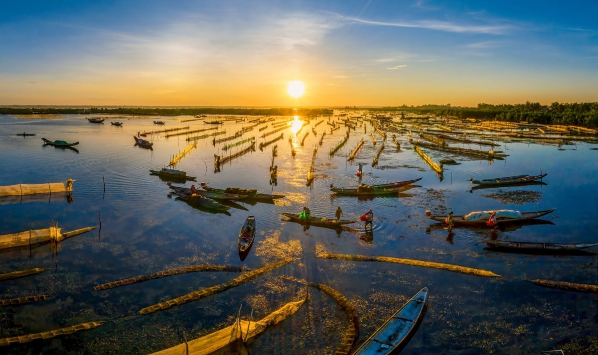 La pratique du SUP sur le lagon de Tam Giang attirent de nombreux touristes. Photo : Vnexpress. La pratique du SUP sur le lagon de Tam Giang attirent de nombreux touristes. Photo : Vnexpress.