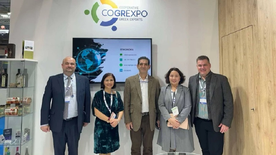 L'ambassadrice du Vietnam en Grèce, Pham Thi Thu Huong (deuxième à partir de la droite), travaille avec l'Association agricole grecque à la Foire internationale de l'alimentation d'Athènes 2025. Photo : Ambassade du Vietnam en Grèce. L'ambassadrice du Vietnam en Grèce, Pham Thi Thu Huong (deuxième à partir de la droite), travaille avec l'Association agricole grecque à la Foire internationale de l'alimentation d'Athènes 2025. Photo : Ambassade du Vietnam en Grèce.
