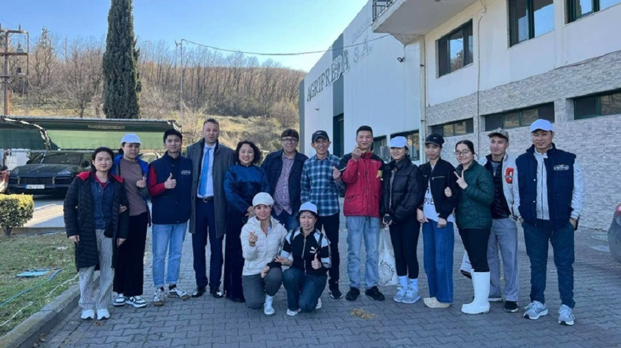 L'ambassadrice du Vietnam en Grèce, Pham Thi Thu Huong (cinquième à partir de la gauche), rencontre des travailleurs vietnamiens dans la région de Pella. Photo : Ambassade du Vietnam en Grèce. L'ambassadrice du Vietnam en Grèce, Pham Thi Thu Huong (cinquième à partir de la gauche), rencontre des travailleurs vietnamiens dans la région de Pella. Photo : Ambassade du Vietnam en Grèce.