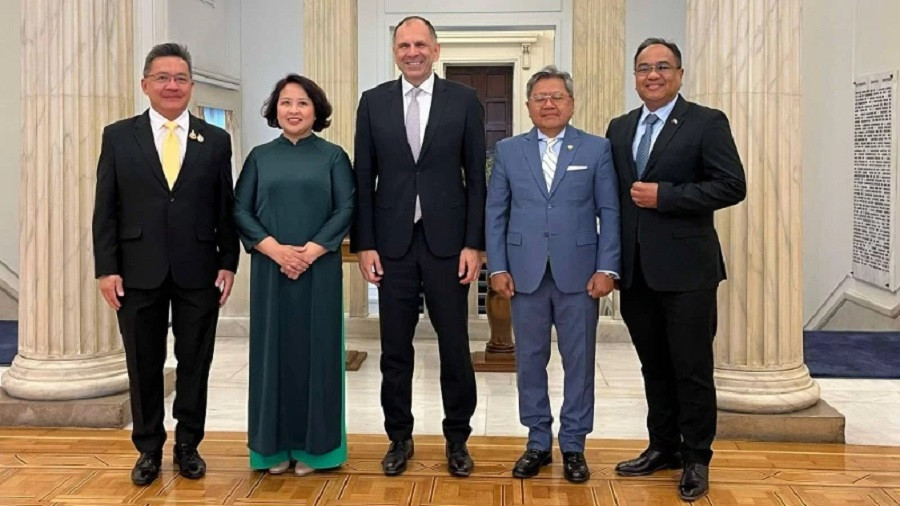 L'ambassadrice Pham Thi Thu Huong et les ambassadeurs de certains pays de l'ASEAN en Grèce lors d’une séance de travail avec le ministre grec des Affaires étrangères, Giorgos Gerapetritis. Photo : Ambassade du Vietnam en Grèce. L'ambassadrice Pham Thi Thu Huong et les ambassadeurs de certains pays de l'ASEAN en Grèce lors d’une séance de travail avec le ministre grec des Affaires étrangères, Giorgos Gerapetritis. Photo : Ambassade du Vietnam en Grèce.