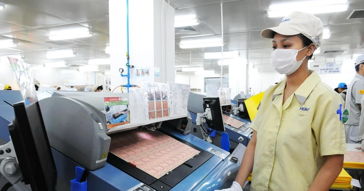 Dans l'usine des produits de circuits électroniques du groupe japonais Meiko à Hanoi. Photo : TNO.