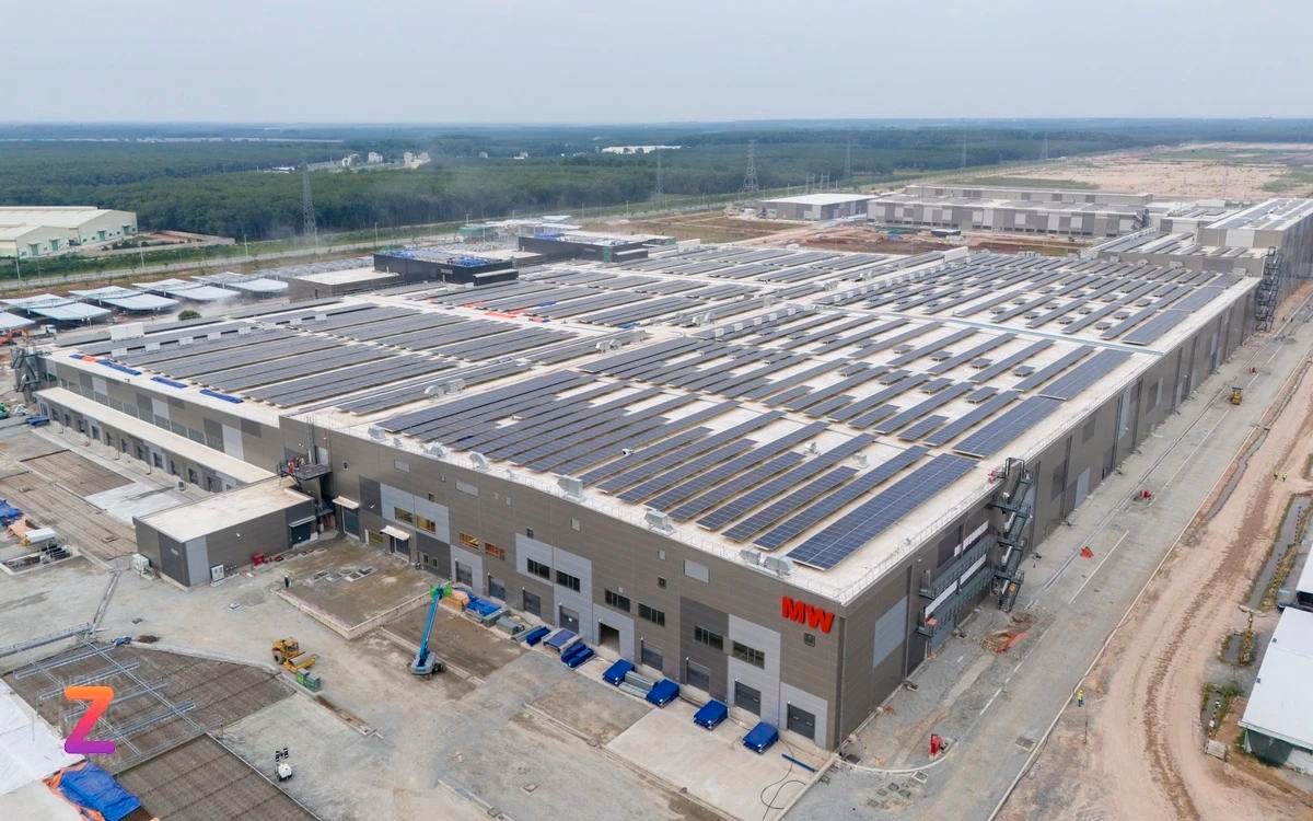 Avec l’installation de 12 400 panneaux solaires sur toiture, l’usine de LEGO devrait fonctionner à 100 % à l’énergie renouvelable d’ici début 2026. Photo : zingnews.