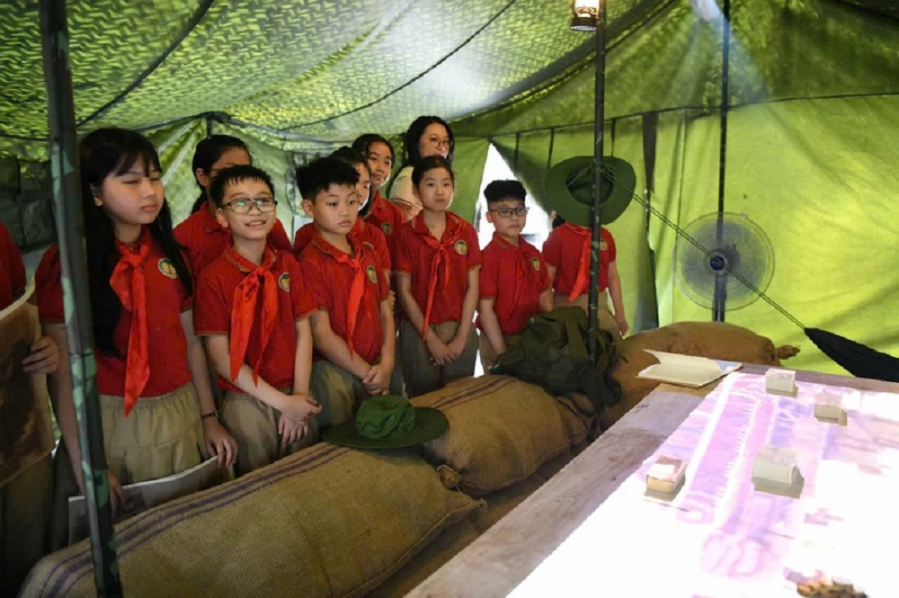 Dans l’espace de la tente de campagne, la technologie 3D mapping est, pour la toute première fois, utilisée pour projeter directement en vertical des images de campagne sur le Journal Nhân Dân. Photo : NDEL. Dans l’espace de la tente de campagne, la technologie 3D mapping est, pour la toute première fois, utilisée pour projeter directement en vertical des images de campagne sur le Journal Nhân Dân. Photo : NDEL.