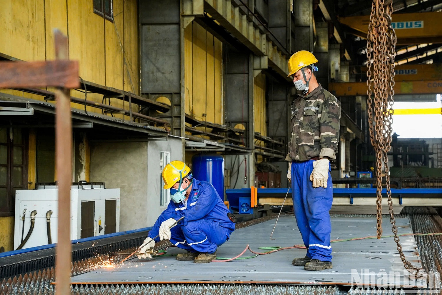 Le processus de construction navale commence par la découpe de grandes plaques d'acier laminées à chaud, d'environ 3 m de large et 12 m de long, spécialement conçues pour la construction de navires. Le processus de construction navale commence par la découpe de grandes plaques d'acier laminées à chaud, d'environ 3 m de large et 12 m de long, spécialement conçues pour la construction de navires.