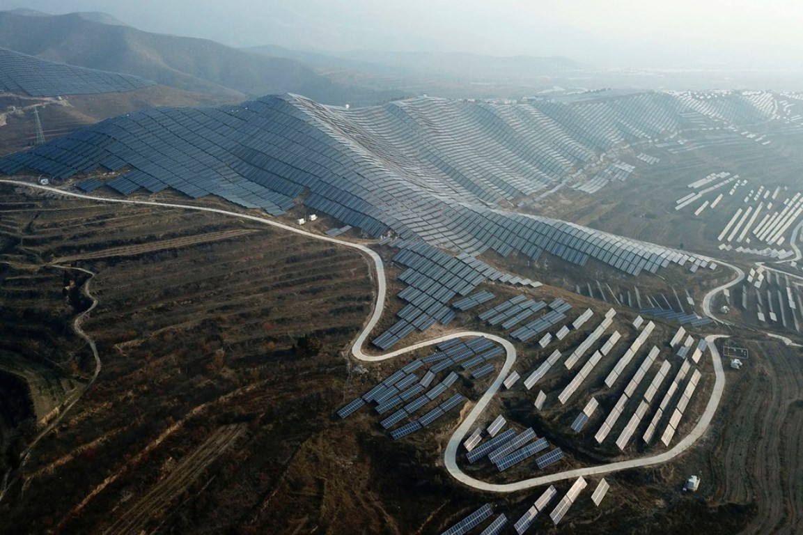Parc solaire et éolien dans la province du Guizhou, en Chine. Photo : Xinhua. Parc solaire et éolien dans la province du Guizhou, en Chine. Photo : Xinhua.