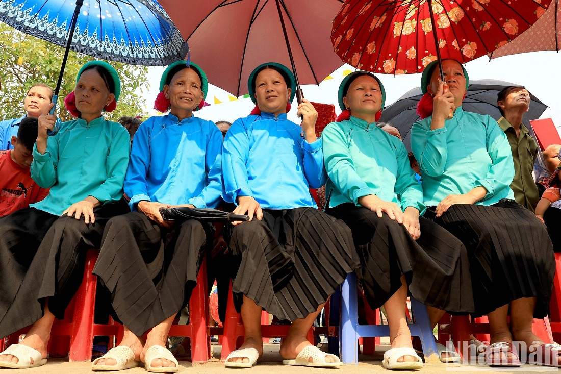 Tout le village se rassemble autour du terrain. Tout le village se rassemble autour du terrain.