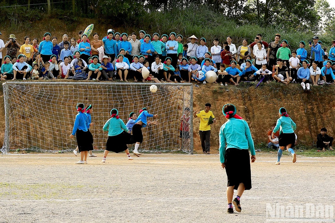 Chaque équipe se distingue par différentes nuances de couleur de chemise, simples mais sophistiquées, imprégnées de l'identité ethnique des San Chi. Chaque équipe se distingue par différentes nuances de couleur de chemise, simples mais sophistiquées, imprégnées de l'identité ethnique des San Chi.