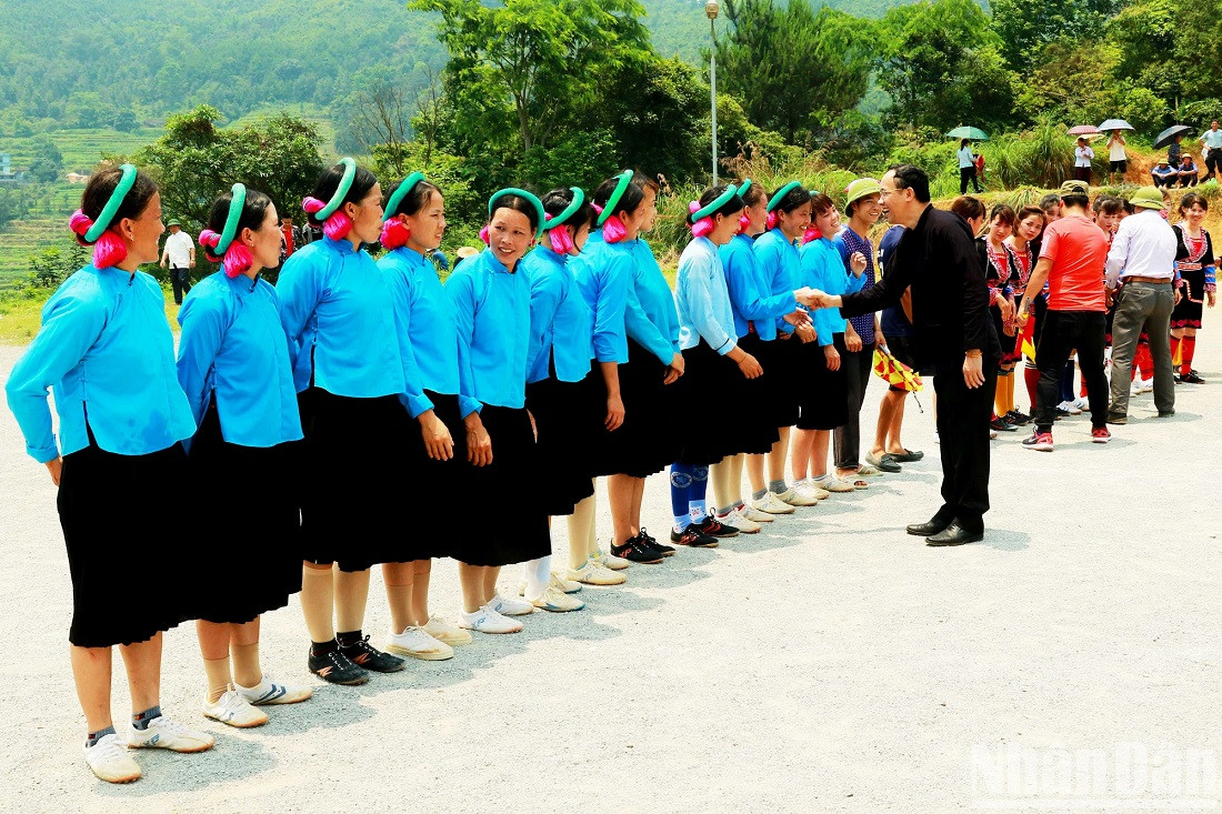 Les joueuses des deux équipes effectuent le salut d’avant-match, un rituel solennel avant la compétition. Les joueuses des deux équipes effectuent le salut d’avant-match, un rituel solennel avant la compétition.