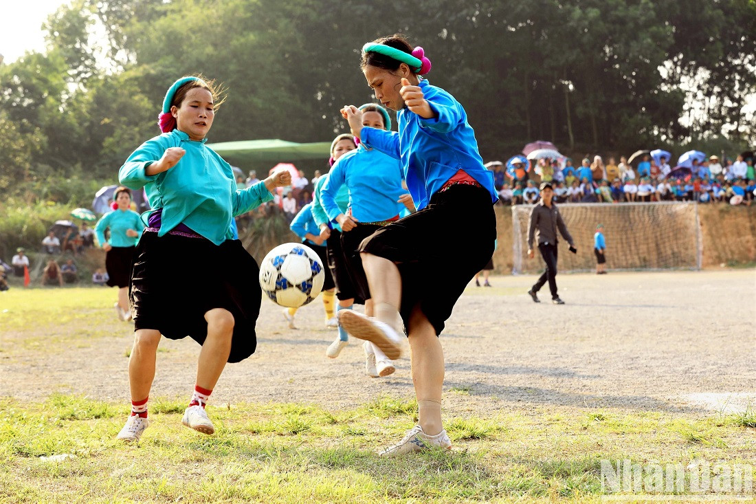 Ces femmes ne sont plus des femmes portant du riz ou tenant des enfants, mais de courageuses « guerrières du terrain». Ces femmes ne sont plus des femmes portant du riz ou tenant des enfants, mais de courageuses « guerrières du terrain».