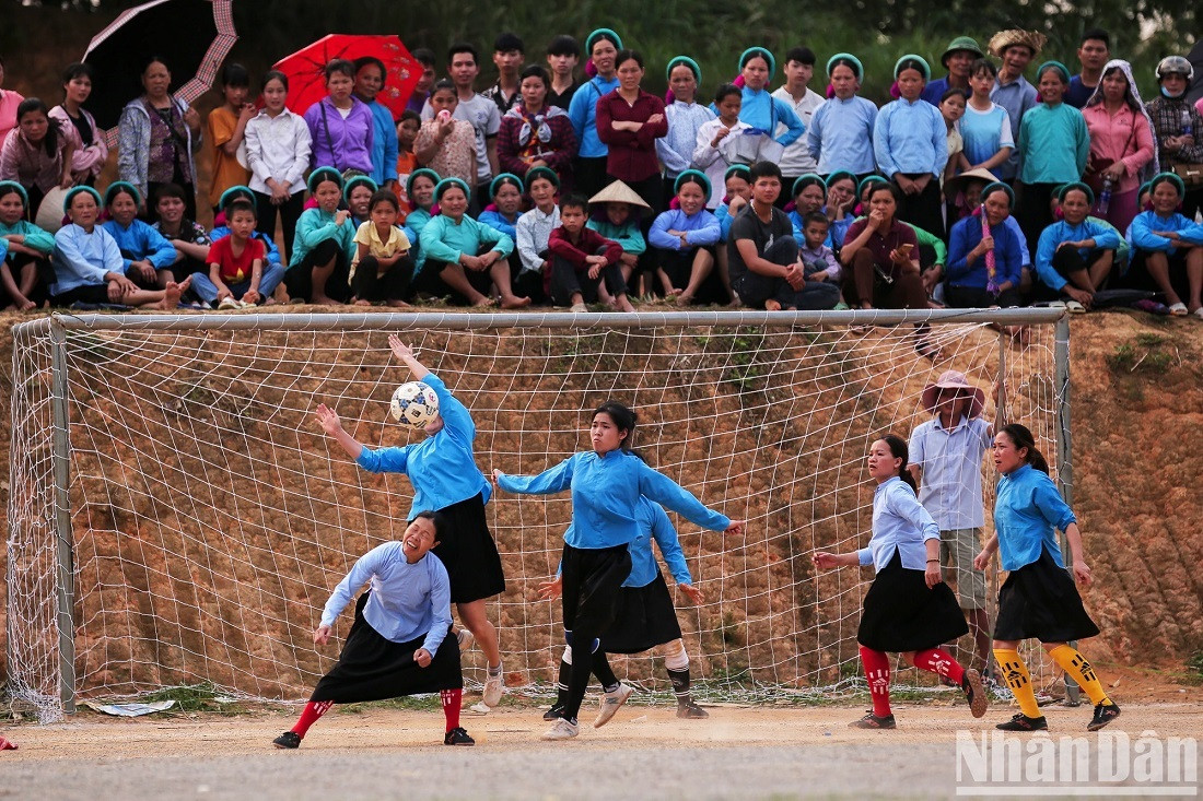 Le moment amusant où l'on frappe le ballon a fait rire tout le stade. Le moment amusant où l'on frappe le ballon a fait rire tout le stade.