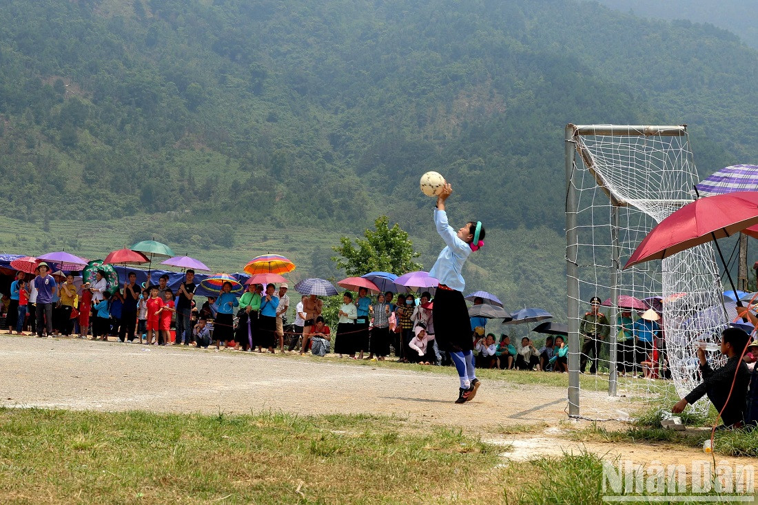 En costumes traditionnels, elles peuvent encore sauter, voler et jouer au football avec tout le cœur et la souplesse inhérents aux femmes des hautes terres. En costumes traditionnels, elles peuvent encore sauter, voler et jouer au football avec tout le cœur et la souplesse inhérents aux femmes des hautes terres.