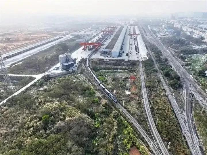 Le train de fret international Vietnam-Chine quitte lentement le port ferroviaire international de Nanning. Photo : China Daily. Le train de fret international Vietnam-Chine quitte lentement le port ferroviaire international de Nanning. Photo : China Daily.