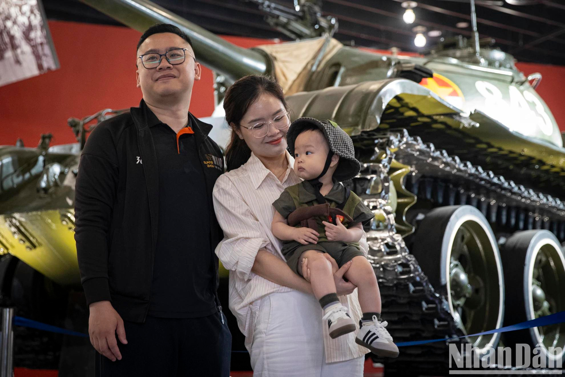 Mme Vu Thi Thanh Thuy (à Thanh Xuan, Hanoi) et sa famille ont été très émus par les objets liés à la campagne de Hô Chi Minh exposés au musée. Mme Vu Thi Thanh Thuy (à Thanh Xuan, Hanoi) et sa famille ont été très émus par les objets liés à la campagne de Hô Chi Minh exposés au musée.