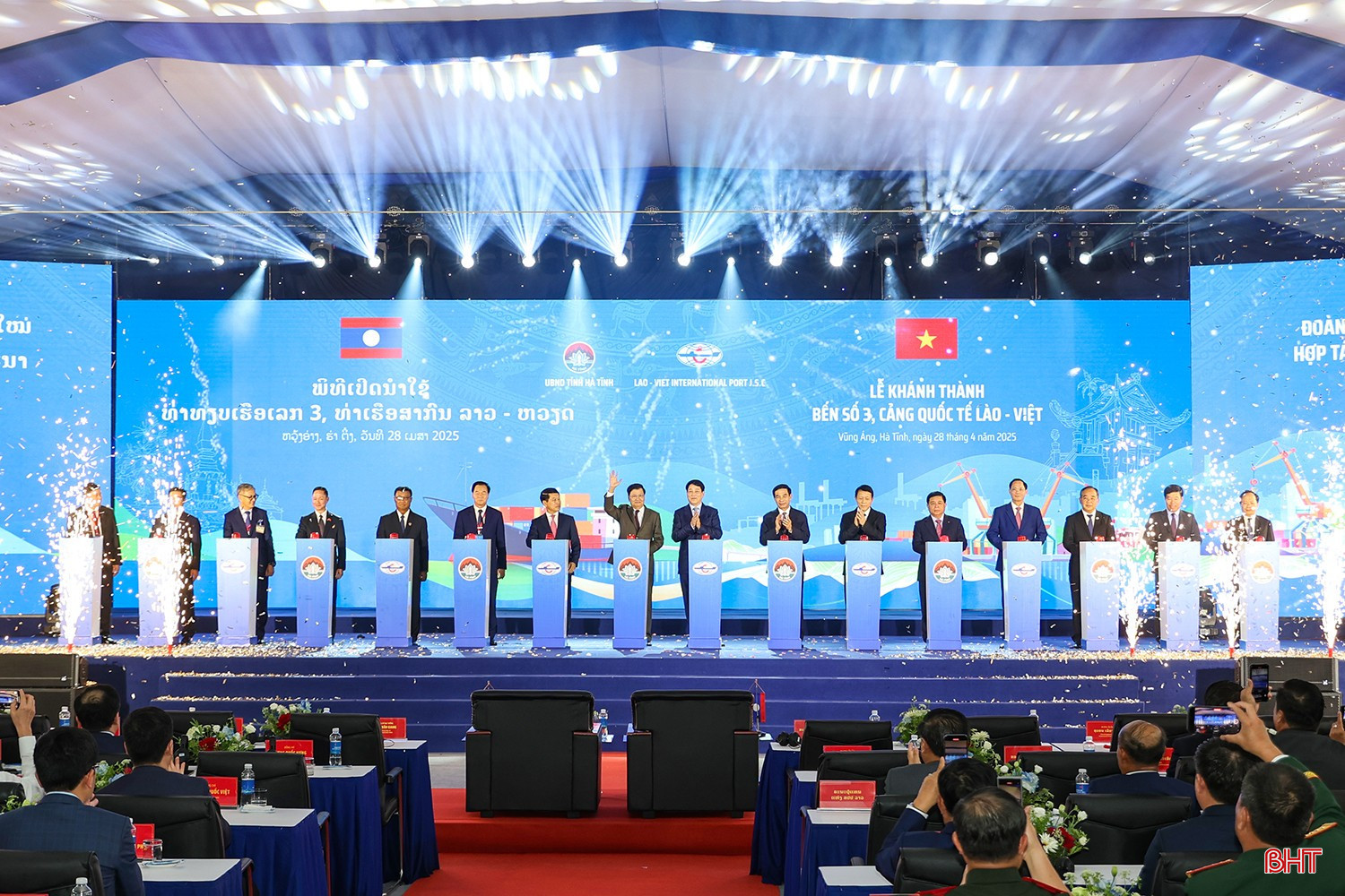 Lors de la cérémonie de l'inauguration et de la mise en oeuvre du Quai n°3 du port de Vung Ang. Photo : baohatinh.