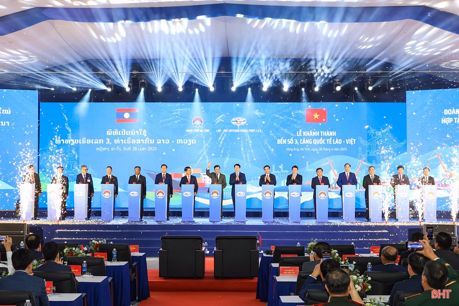 Lors de la cérémonie de l'inauguration et de la mise en oeuvre du Quai n°3 du port de Vung Ang. Photo : baohatinh.
