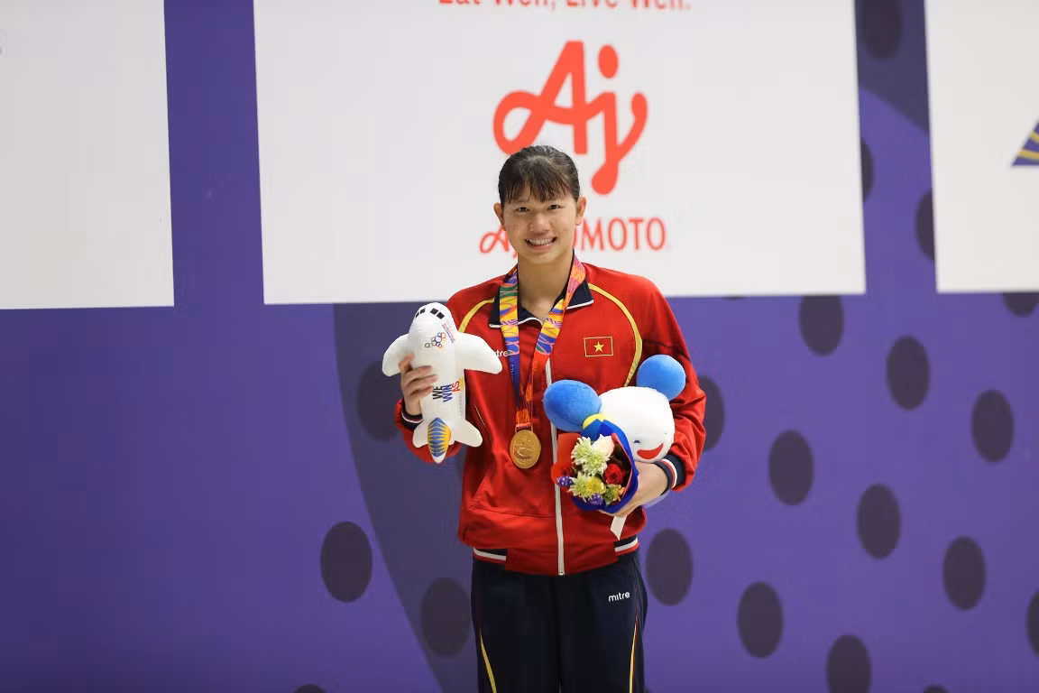 La nageuse Nguyen Thi Anh Vien, surnommée la "fille en or" de la natation vietnamienne, avec des performances remarquables aux compétitions régionales, continentales et mondiales. Photo : NLD.