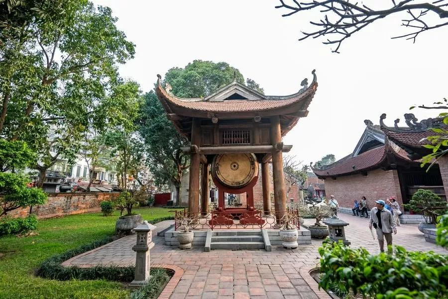 Des touristes visitent le temple de la Littérature - Quoc Tu Giam. Photo : Xinhua. Des touristes visitent le temple de la Littérature - Quoc Tu Giam. Photo : Xinhua.