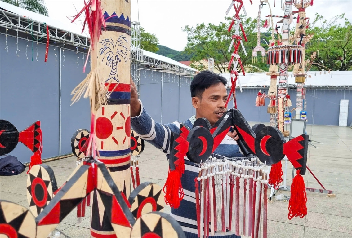 L'art de la décoration de la perche rituelle (cây Nêu en vietnamien) unique des Co représente l'art populaire de la région de Truong Son et du vaste Tay Nguyen. Photo : baodantoc. 