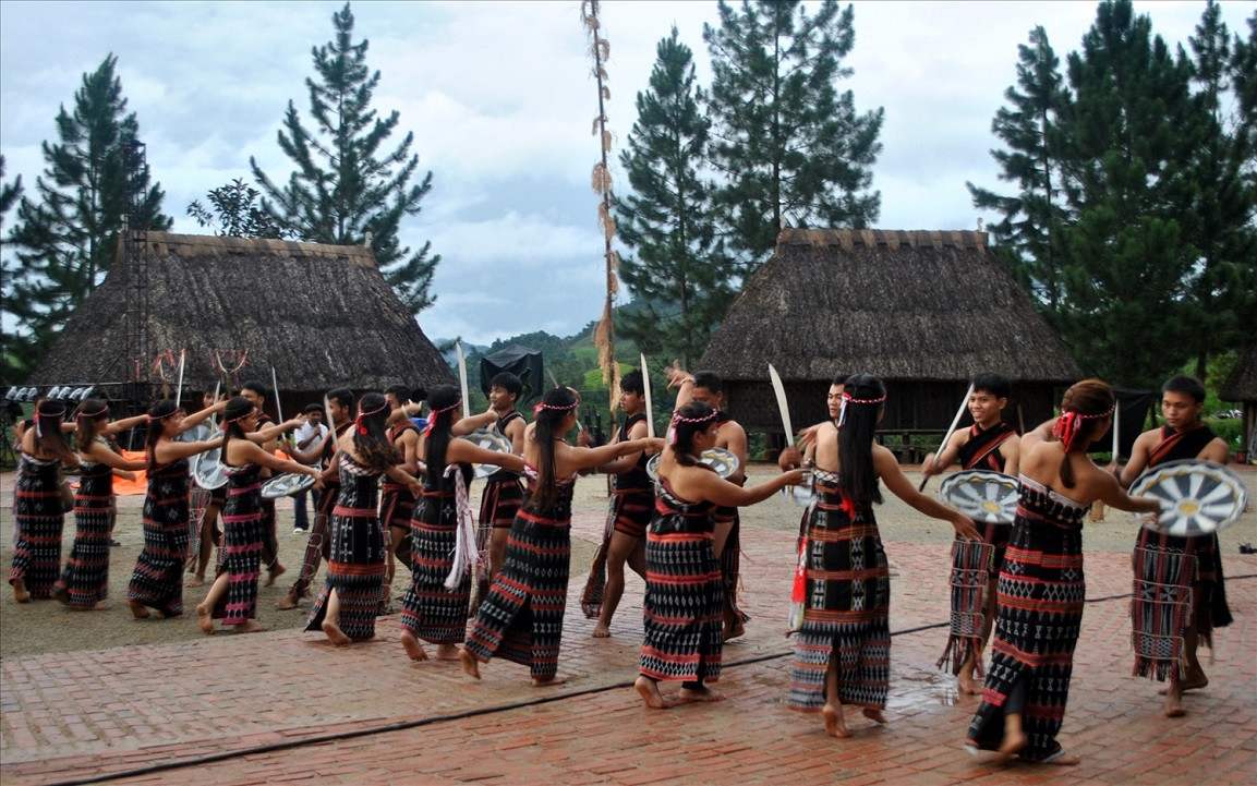 Lorsqu’on parle de la communauté Co Tu, il est impossible de ne pas évoquer la danse « tung tung za zá », véritable emblème culturel devenu un élément incontournable des fêtes traditionnelles. Photo : baodantoc. Lorsqu’on parle de la communauté Co Tu, il est impossible de ne pas évoquer la danse « tung tung za zá », véritable emblème culturel devenu un élément incontournable des fêtes traditionnelles. Photo : baodantoc.