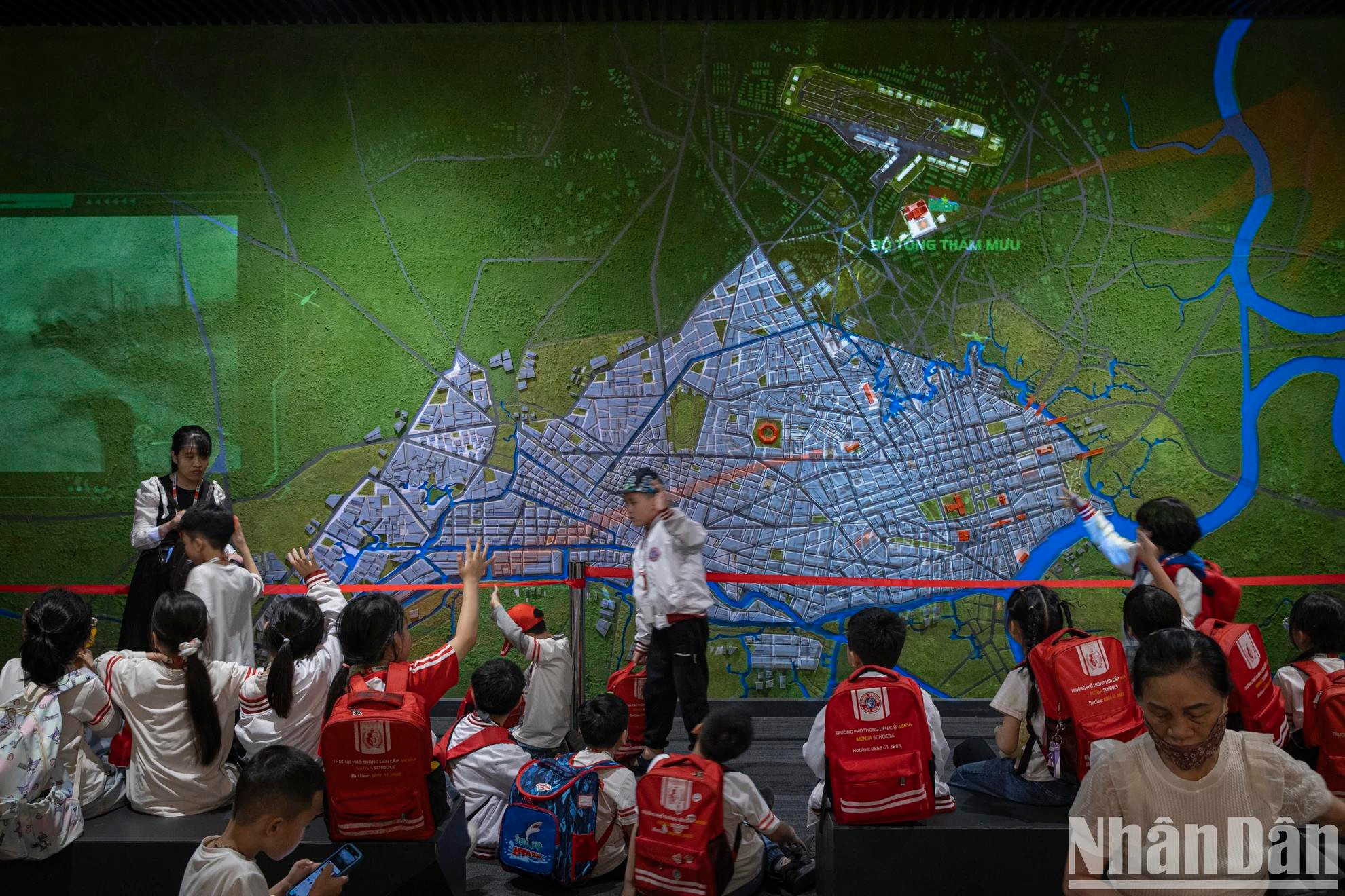 Les élèves découvrent avec enthousiasme la carte de la campagne de Hô Chi Minh. Les élèves découvrent avec enthousiasme la carte de la campagne de Hô Chi Minh.