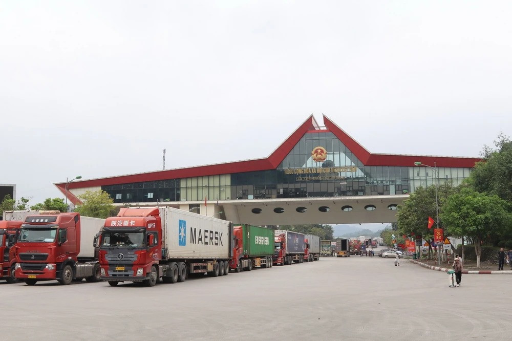Le poste-frontière international de Huu Nghi fait partie du corridor économique Nanning - Lang Son – Hanoi - Hai Phong, un lien stratégique dans le développement des relations économiques entre le Vietnam et la Chine. Photo : Saigontimes. Le poste-frontière international de Huu Nghi fait partie du corridor économique Nanning - Lang Son – Hanoi - Hai Phong, un lien stratégique dans le développement des relations économiques entre le Vietnam et la Chine. Photo : Saigontimes.