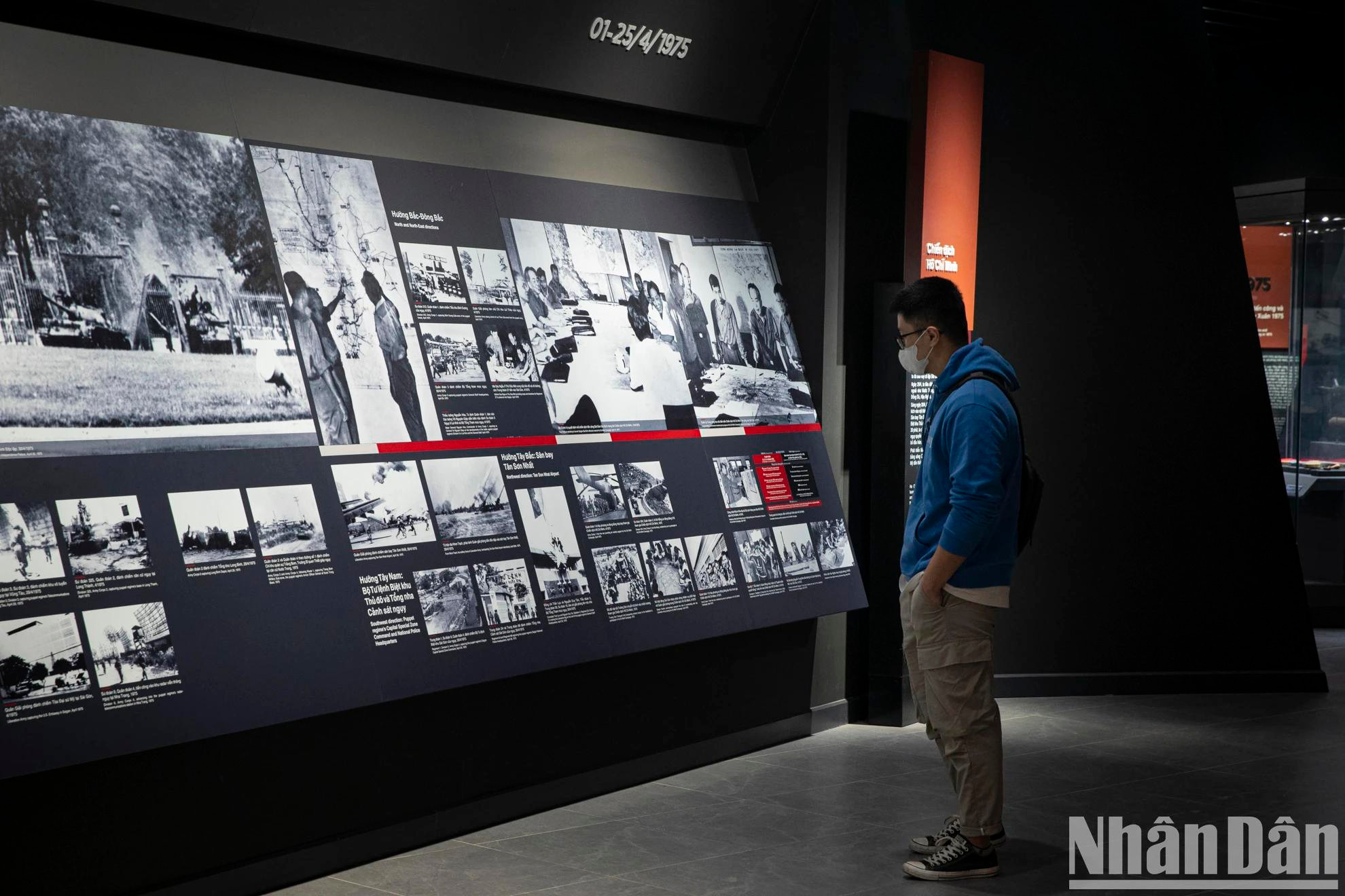 Un visiteur regarde les images de la campagne de Hô Chi Minh. Un visiteur regarde les images de la campagne de Hô Chi Minh.