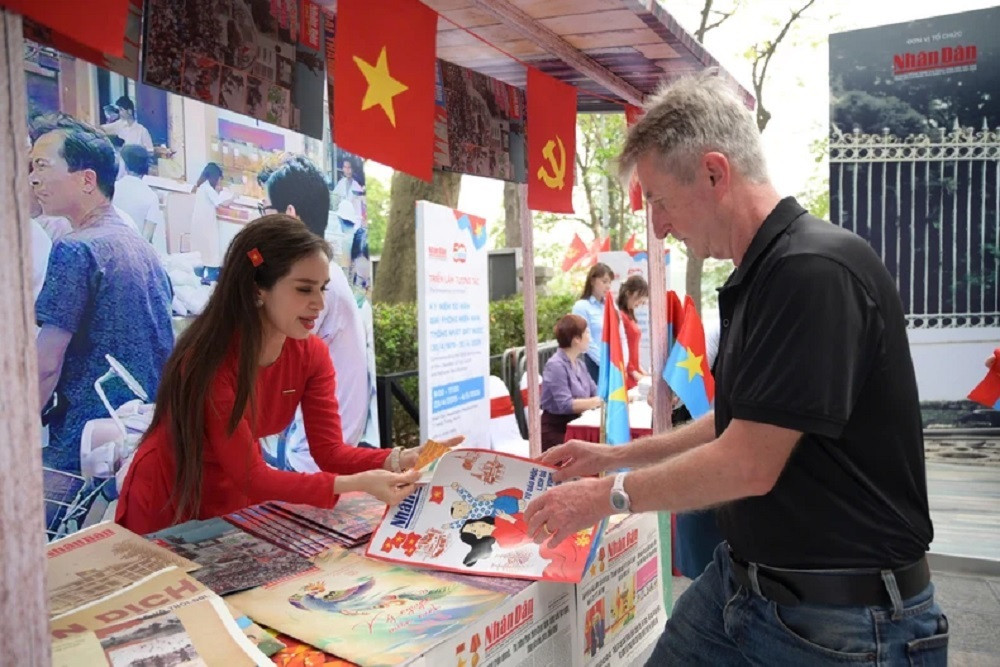 Patrick Griffith, un visiteur australien, à l'exposition. Photo : NDEL. Patrick Griffith, un visiteur australien, à l'exposition. Photo : NDEL.