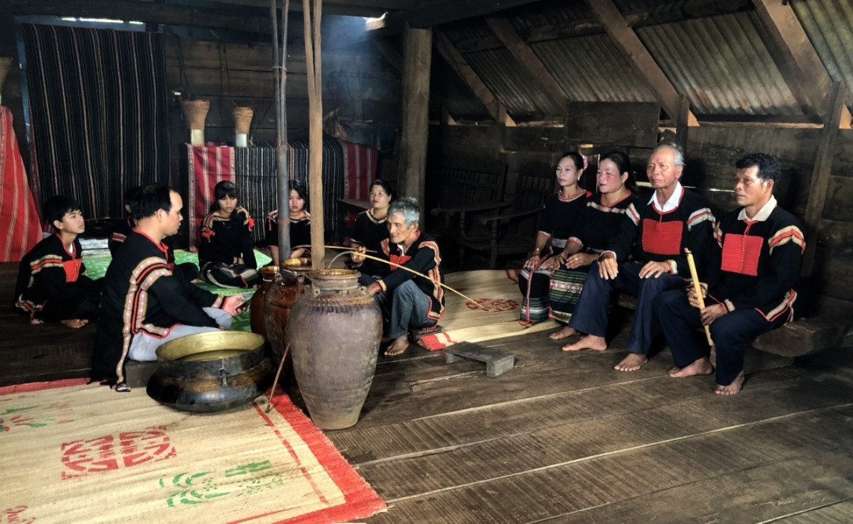 Des artisans de la commune d'Ea Tul (district de Cư M’gar, province de Dak Lak), pratiquent ce type de patrimoine culturel immatériel national. Photo : baodaklak.