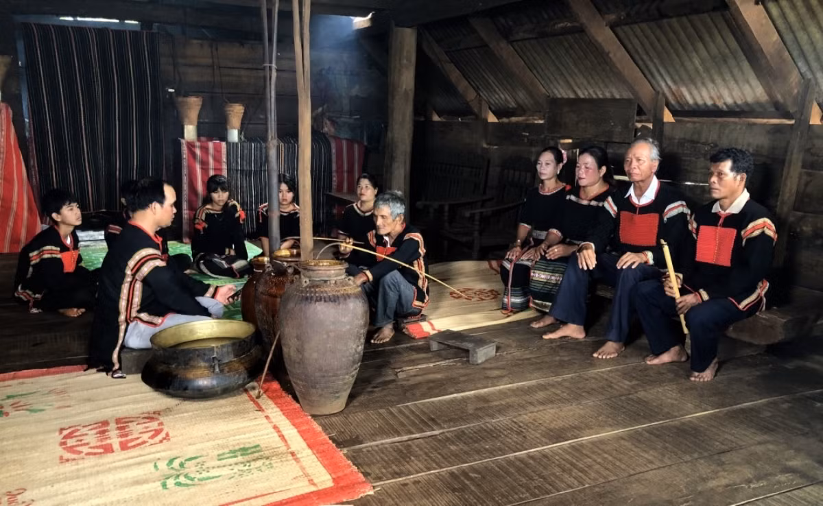 Des artisans de la commune d'Ea Tul (district de Cư M’gar, province de Dak Lak), pratiquent ce type de patrimoine culturel immatériel national. Photo : baodaklak.