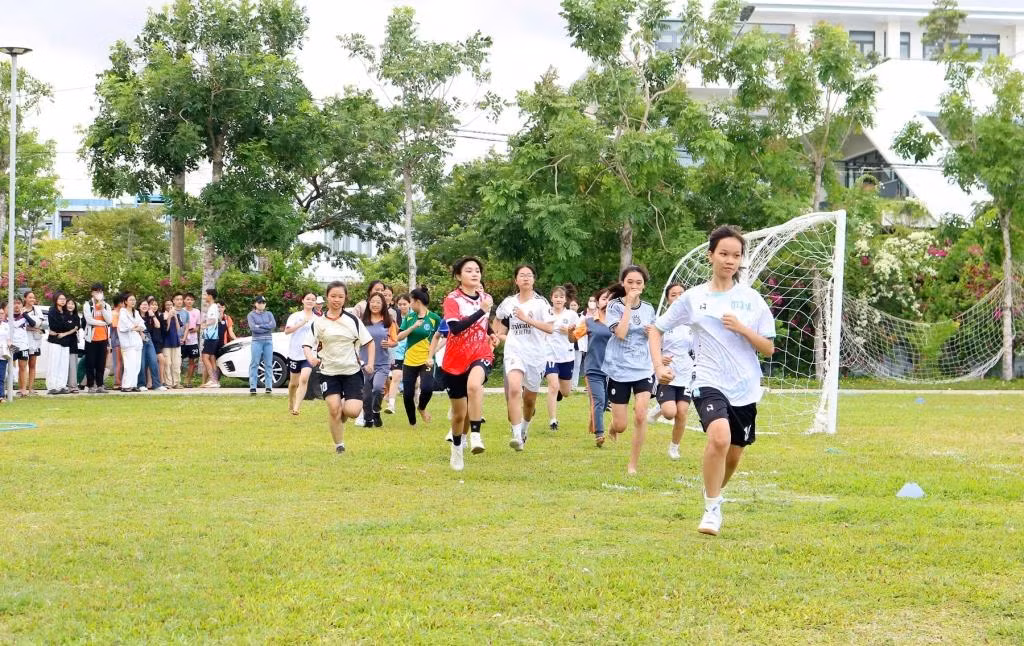 La détection des talents sportifs dans les écoles nécessite l'attention des autorités publiques pour améliorer les infrastructures et les terrains dédiés à l'entraînement sportif scolaire. Photo : baophuyen.