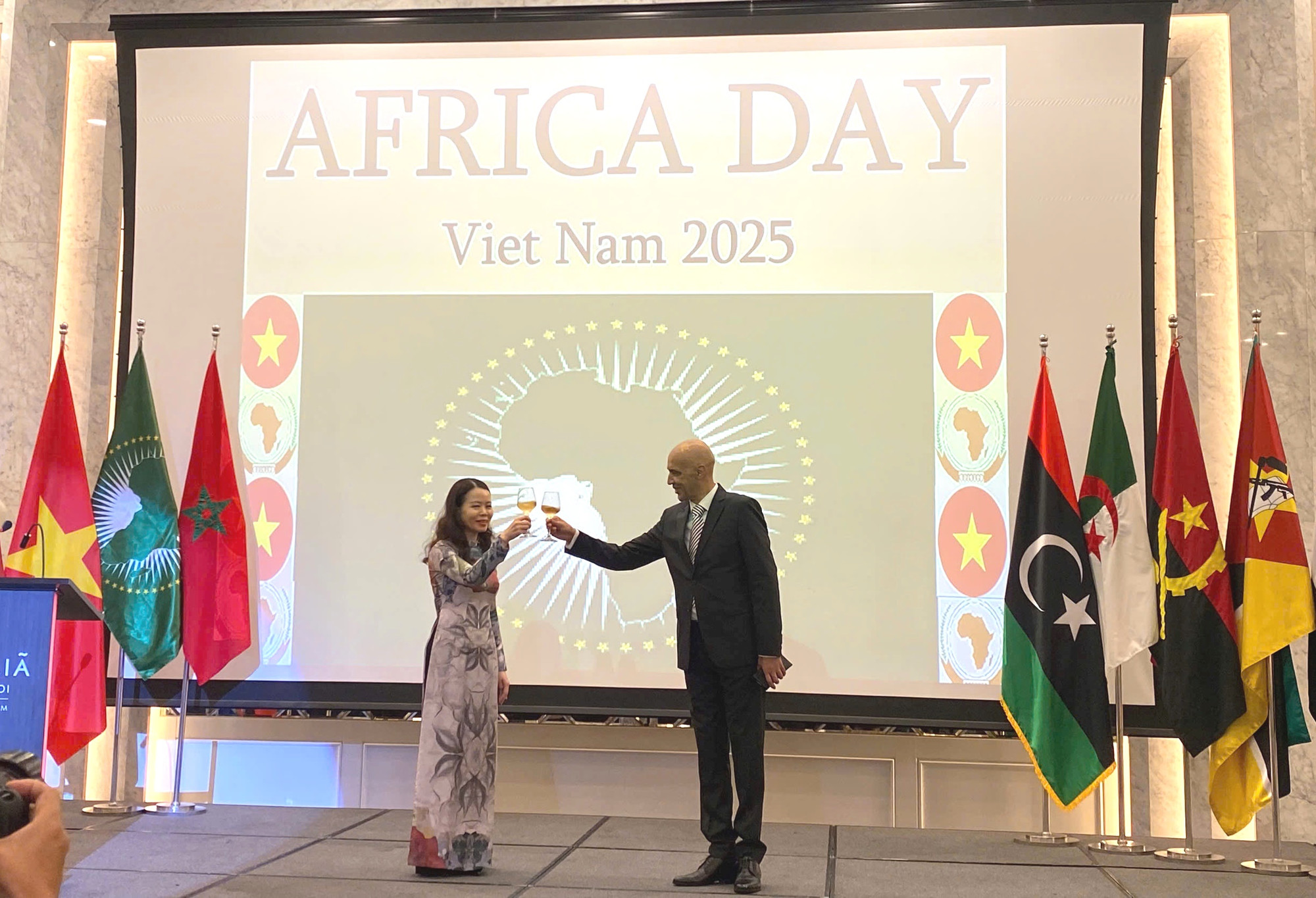 La vice-ministre vietnamienne des Affaires étrangères, Nguyen Minh Hang, et l'ambassadeur du Maroc au Vietnam, Jamale Chouaibi, président du Groupe des ambassadeurs africains au Vietnam, lors de l'évènement. Photo : XD.