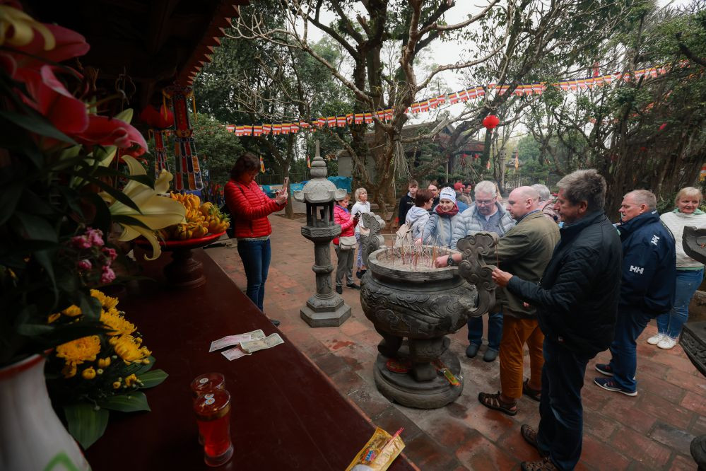 De janvier à mars, la pagode Tay Phuong a accueilli 116 500 touristes, dont 560 étrangers. Photo : Laodong.