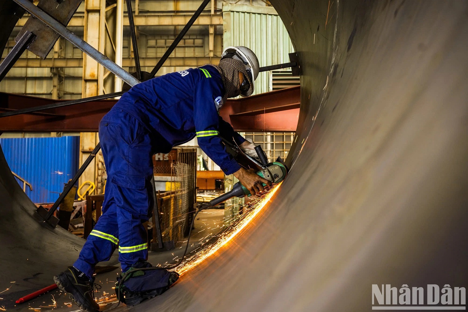 Malgré les conditions de travail difficiles, les ouvriers s’efforcent de mener à bien leurs tâches, avec pour priorité la qualité. Malgré les conditions de travail difficiles, les ouvriers s’efforcent de mener à bien leurs tâches, avec pour priorité la qualité.