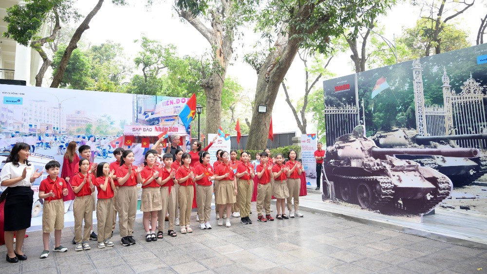 Des élèves de l’école primaire Trang An visite l'exposition interactive pour célébrer le 50e anniversaire de la libération du Sud et de la réunification nationale lancée par le Journal Nhân Dân. Photo : NDEL.