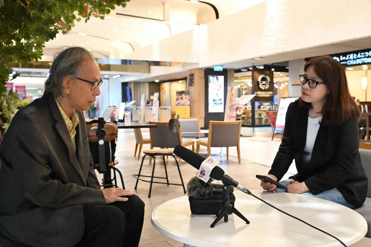 Kavi Chongkittavorn a accordé une interview au correspondant de la VOV en Thaïlande, avant la visite officielle au Vietnam de la Première ministre thaïlandaise Paetongtarn Shinawatra du 15 au 16 mai 2025. Photo : VOV. Kavi Chongkittavorn a accordé une interview au correspondant de la VOV en Thaïlande, avant la visite officielle au Vietnam de la Première ministre thaïlandaise Paetongtarn Shinawatra du 15 au 16 mai 2025. Photo : VOV.