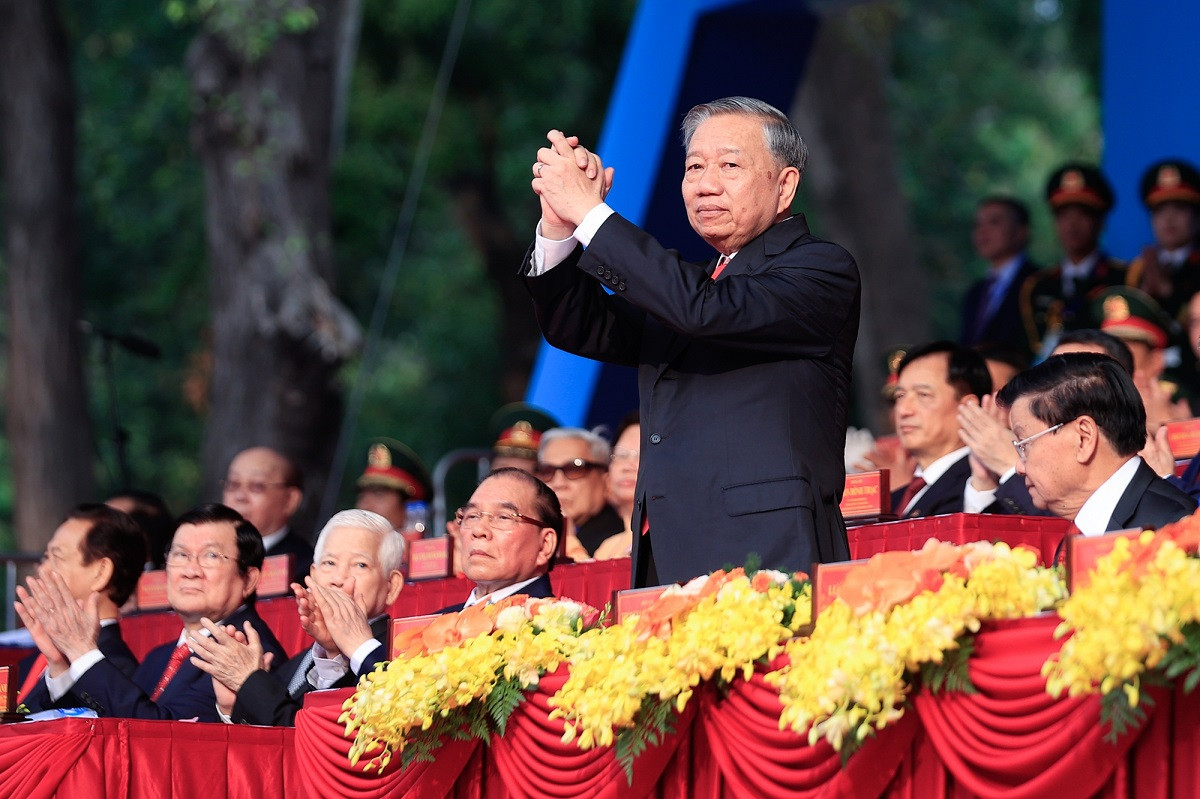 Le secrétaire général Tô Lâm lors du défilé commémorant le 50e anniversaire de la libération du Sud et de la réunification nationale (30 avril 1975-2025) à Hô Chi Minh-Ville le 30 avril au matin. Photo : VGP. Le secrétaire général Tô Lâm lors du défilé commémorant le 50e anniversaire de la libération du Sud et de la réunification nationale (30 avril 1975-2025) à Hô Chi Minh-Ville le 30 avril au matin. Photo : VGP.