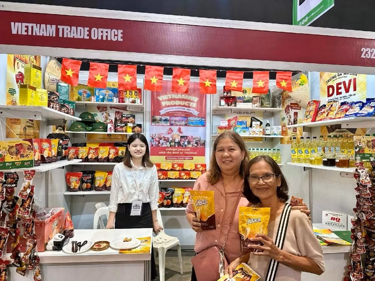 Des produits vietnamiens sont exposés lors d'une foire commerciale aux Philippines. Photo : congthuong.