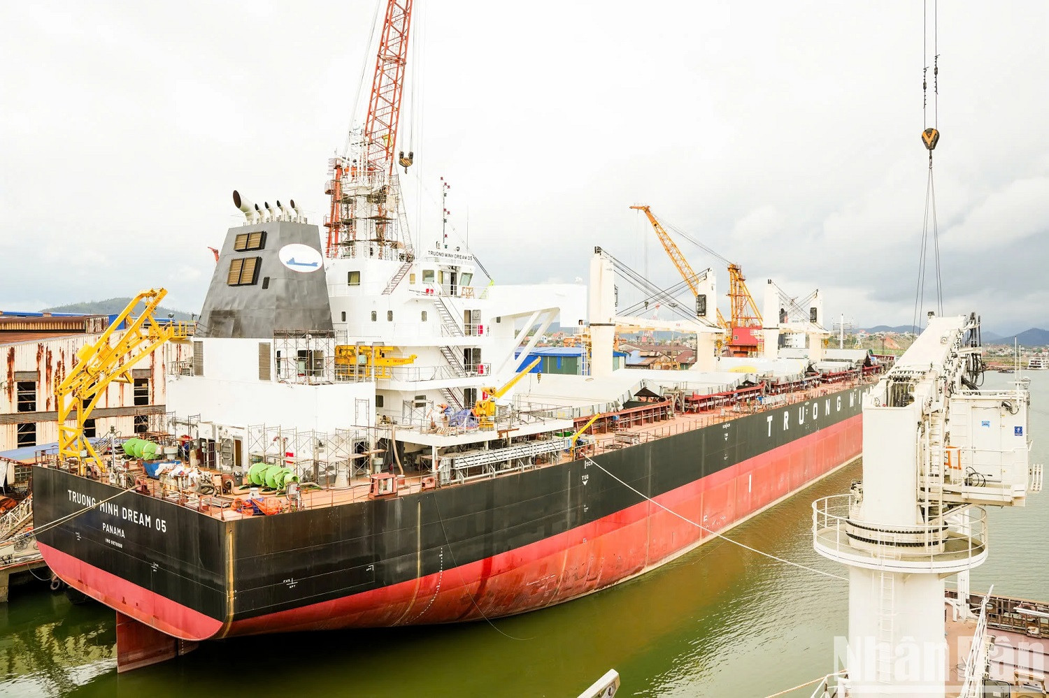 Grâce aux efforts soutenus de tout un secteur, le Vietnam figure désormais parmi les 7 plus grandes puissances mondiales en construction navale, devenant ainsi une « force avec laquelle il faut compter ». Grâce aux efforts soutenus de tout un secteur, le Vietnam figure désormais parmi les 7 plus grandes puissances mondiales en construction navale, devenant ainsi une « force avec laquelle il faut compter ».