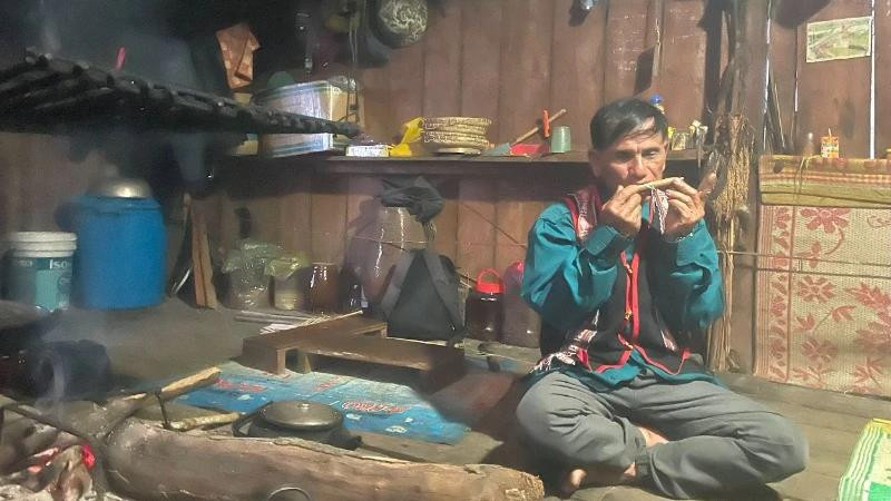 A Le connaît très bien les techniques de gong, de soufflage de flûte tà vẩu, et de tissage. Photo : NDEL. A Le connaît très bien les techniques de gong, de soufflage de flûte tà vẩu, et de tissage. Photo : NDEL.