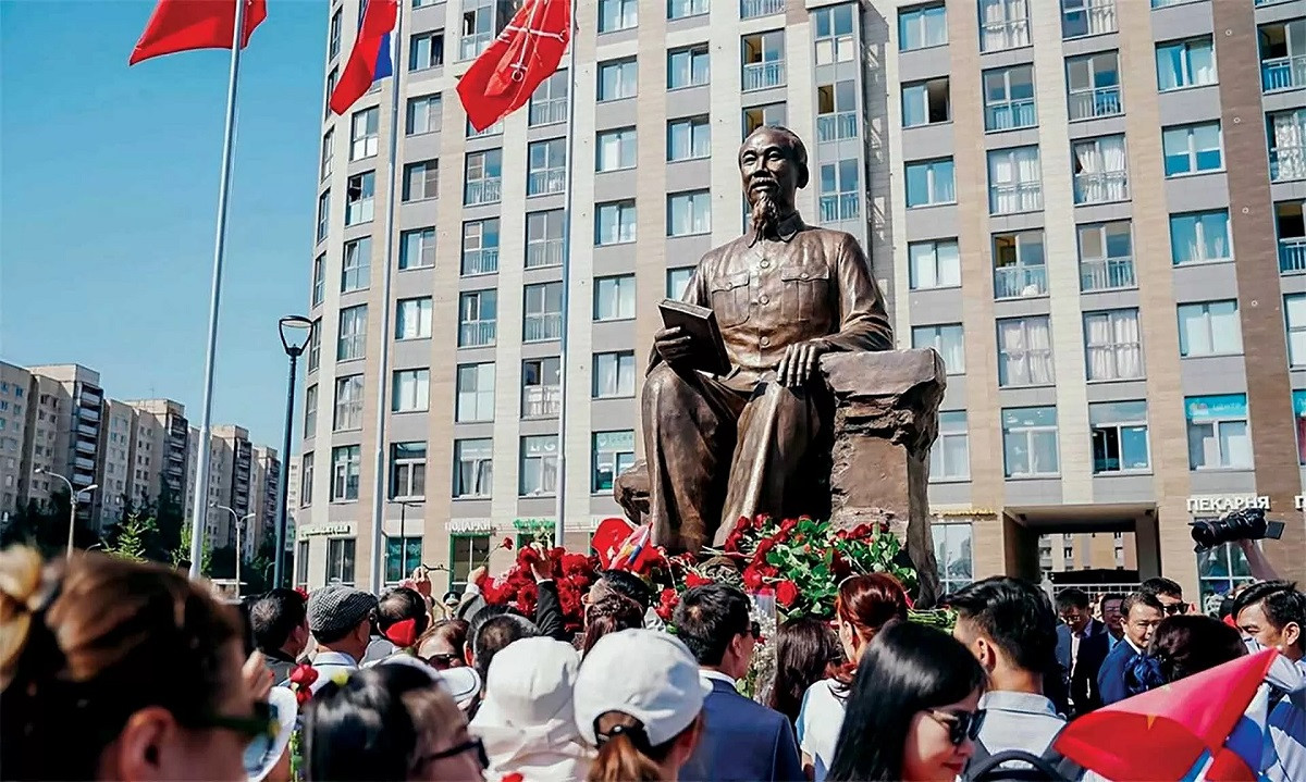 La cérémonie d’inauguration de la statue du président Ho Chi Minh a eu lieu à l’occasion du centenaire de sa première arrivée à Petrograd, aujourd’hui Saint-Pétersbourg (30 juin 1923 – 30 juin 2023). Photo : baoquocte. La cérémonie d’inauguration de la statue du président Ho Chi Minh a eu lieu à l’occasion du centenaire de sa première arrivée à Petrograd, aujourd’hui Saint-Pétersbourg (30 juin 1923 – 30 juin 2023). Photo : baoquocte.