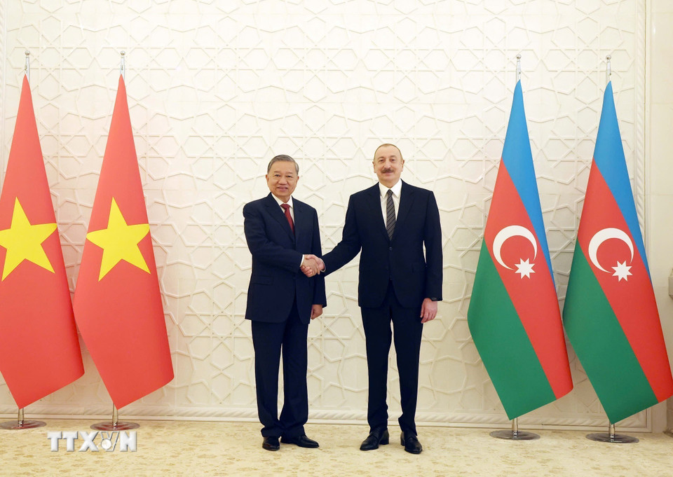 Le secrétaire général du Parti communiste du Vietnam, To Lam (gauche), et le président d’Azerbaïdjan et président du Parti du nouvel Azerbaïdjan au pouvoir, Ilham Aliyev. Photo : VNA. Le secrétaire général du Parti communiste du Vietnam, To Lam (gauche), et le président d’Azerbaïdjan et président du Parti du nouvel Azerbaïdjan au pouvoir, Ilham Aliyev. Photo : VNA.